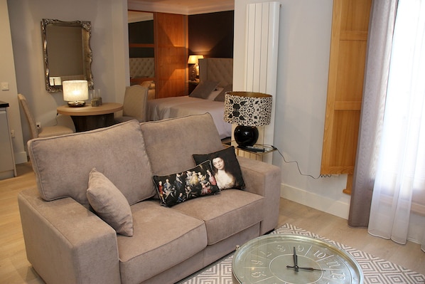 Suite (A) | Brankas, meja kerja, tirai kedap cahaya, dan kedap suara