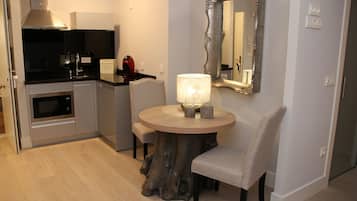 Suite (A) | In-room safe, desk, blackout curtains, soundproofing