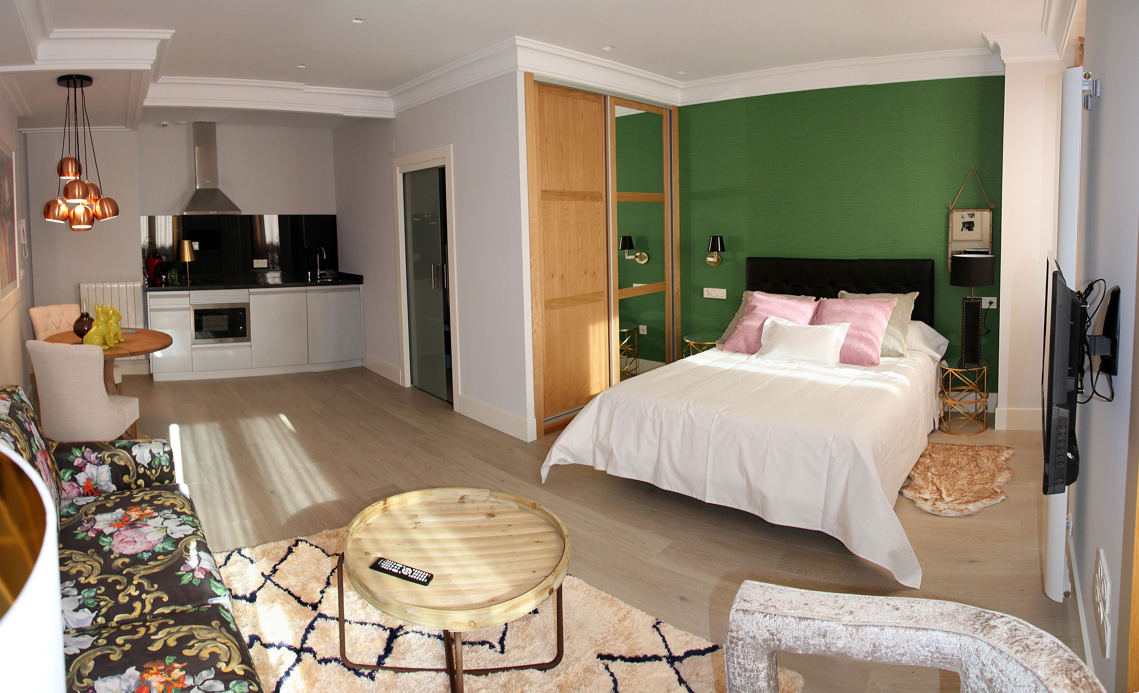 Suíte, sacada (2ºB) | Cofres nos quartos, escrivaninha, cortinas blackout