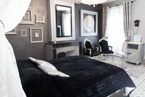 Comfort Suite (Joséphine) | Individually decorated, individually furnished, blackout drapes