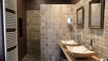 Comfort Double Room (Diane) | Bilik Mandi | Pancuran mandi, kelengkapan dandanan diri percuma, pengering rambut