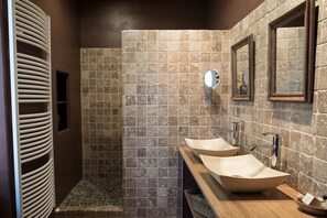 Comfort-Doppelzimmer (Diane) | Badezimmer | Dusche, kostenlose Toilettenartikel, Haartrockner, Handtücher