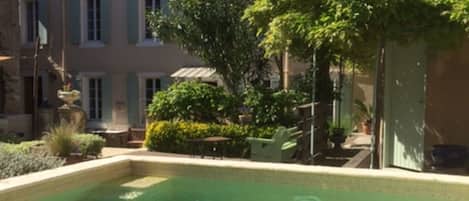 Piscina all'aperto, ombrelloni da piscina, lettini