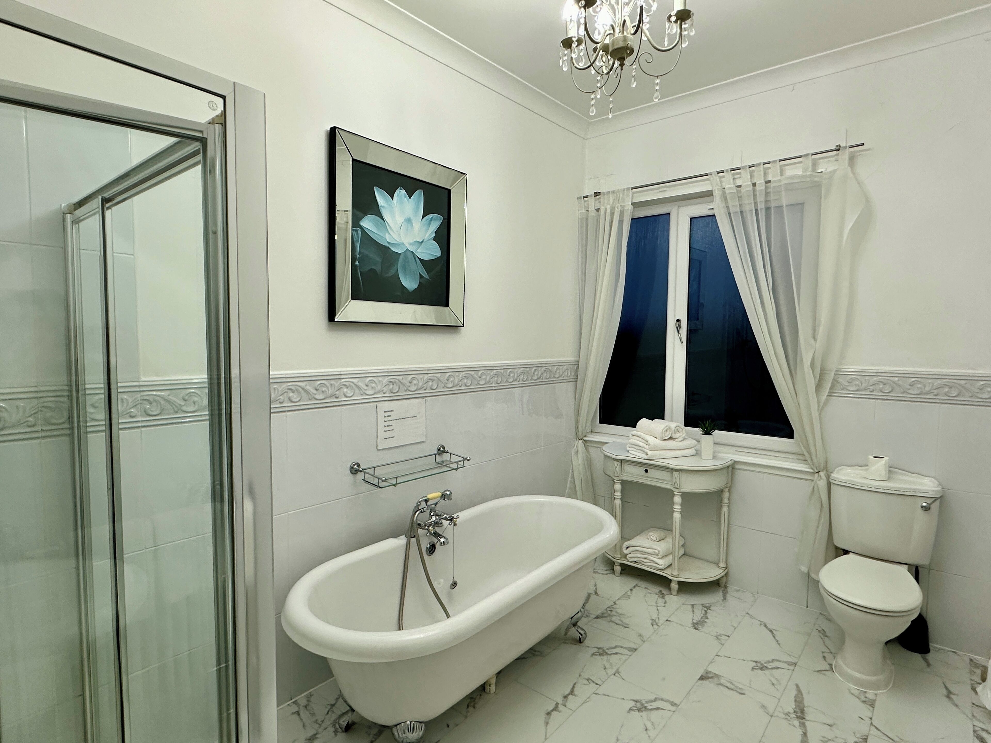 Deluxe Family Room (Room 2) | Bathroom