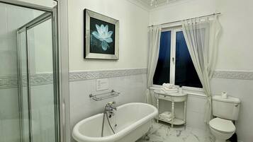 Deluxe Family Room (Room 2) | Bathroom