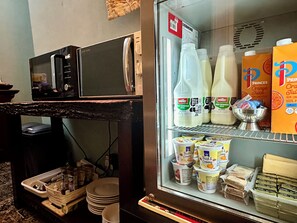 每日供應全套早餐 (費用另計)