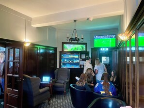 Bar (on property) - The Elbow Room (Kirkcaldy)