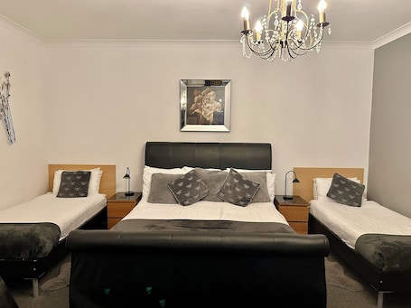 Deluxe Family Room (Room 2) | Free WiFi, bed sheets. The Elbow Room