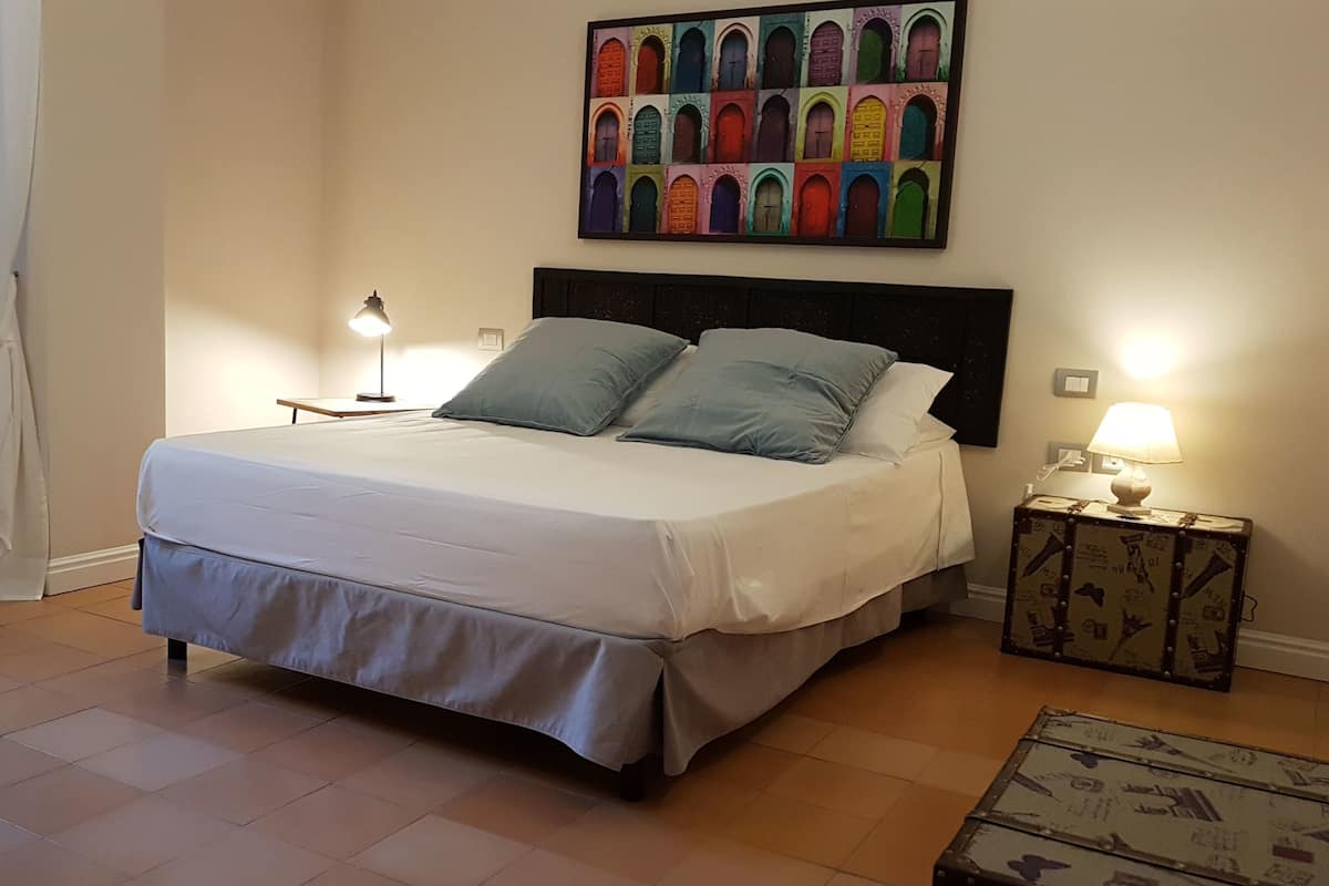 Comfort-Doppelzimmer, 1 Queen-Bett, mit Bad, zum Innenhof hin | Zimmersafe, Schreibtisch, kostenloses WLAN, Bettwäsche