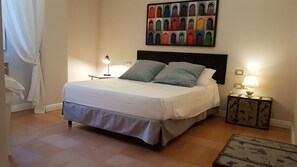 Comfort dubbelrum - 1 queensize-säng - eget badrum - innergård | Värdeförvaringsskåp på rummet, skrivbord, gratis wi-fi och sängkläder