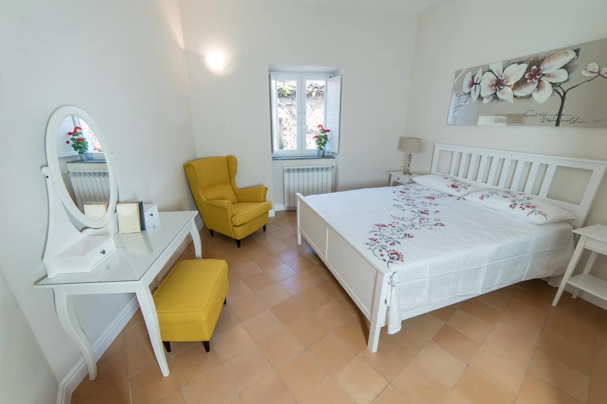Standard-Apartment, 1 Schlafzimmer | Zimmersafe, Schreibtisch, kostenloses WLAN, Bettwäsche