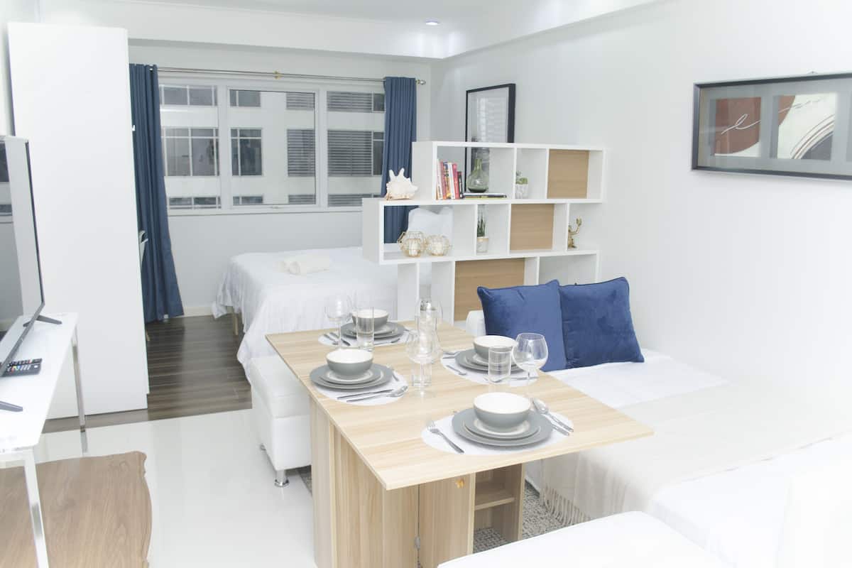Premium bedding, desk, iron/ironing board, free WiFi