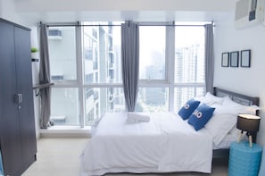 ห้องซูพีเรียสตูดิโอสวีท, หลายเตียง, วิวสระว่ายน้ำ | เครื่องนอนระดับพรีเมียม, โต๊ะทำงาน, เตารีด/โต๊ะรีดผ้า, Wi-Fi ฟรี