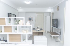 Deluxe Studio, Garden View | Living area