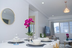 Grand Apartment, 2 Bedrooms, City View | In-room dining