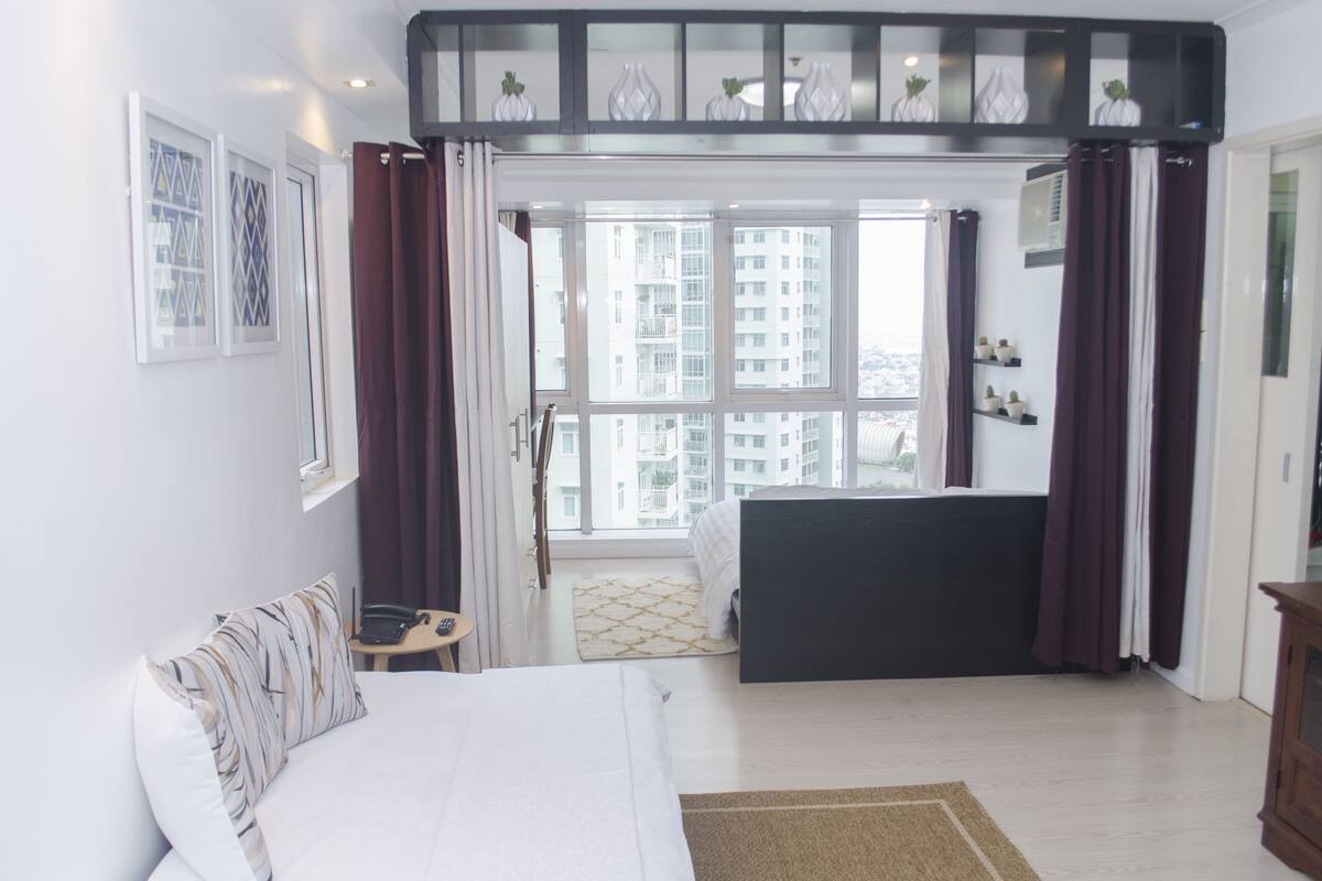 Premium bedding, desk, iron/ironing board, free WiFi