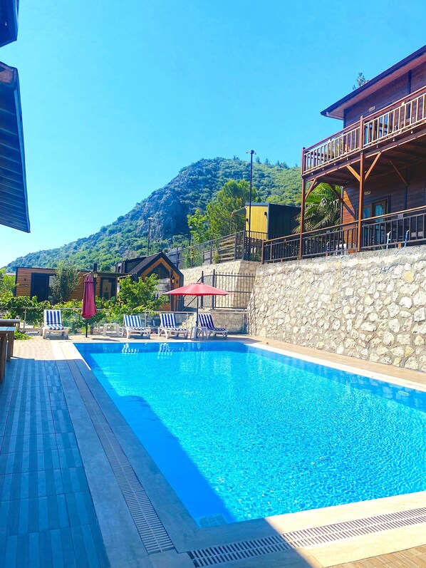 Piscine extérieure (ouverte en saison)