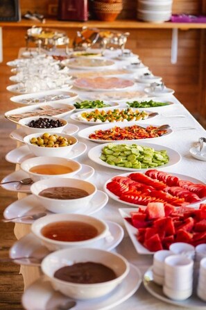 Ein reichhaltiges Buffet mit verschiedenen Speisen und Beilagen.
