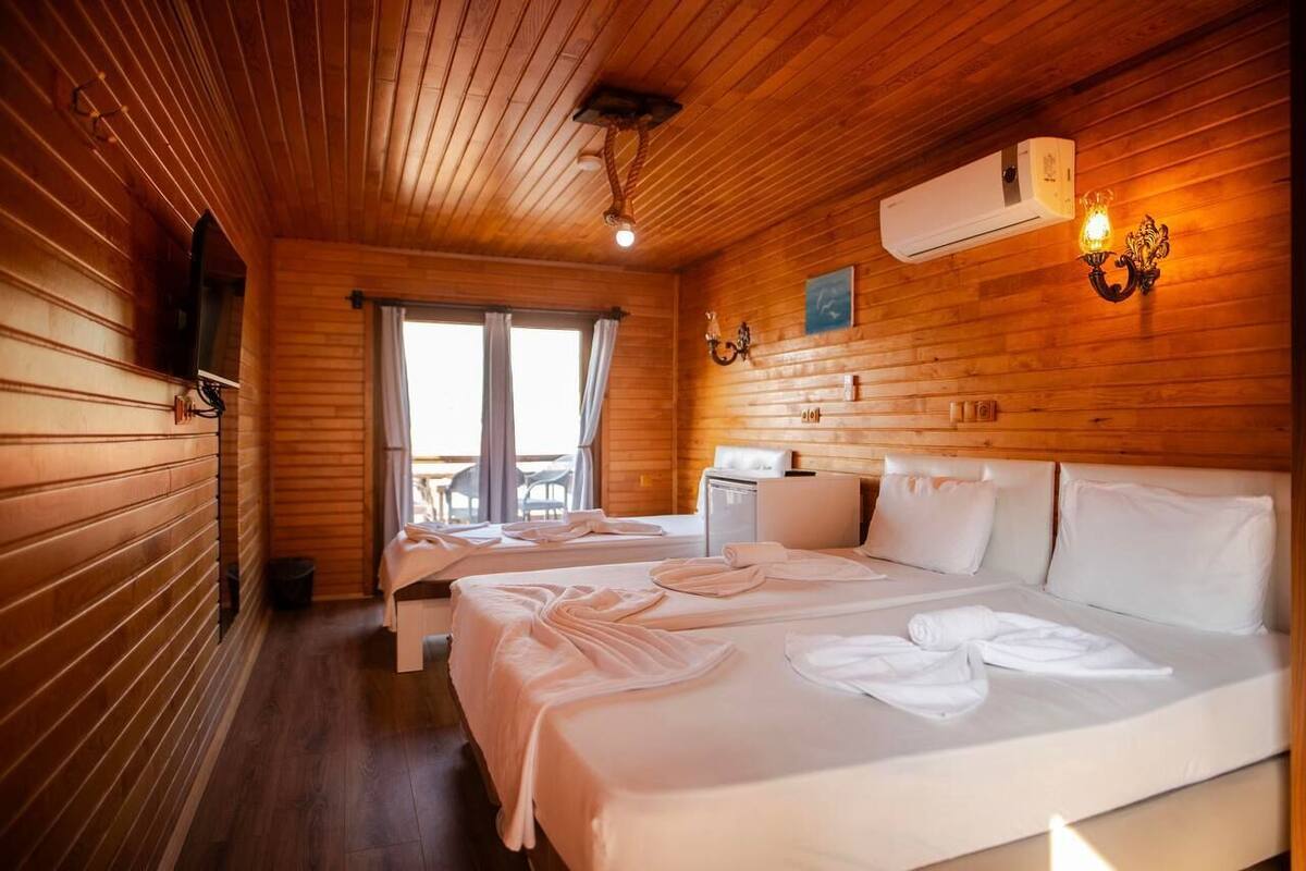 Habitación triple estándar, 3 camas individuales, balcón, vistas a la piscina | Sistema de insonorización y wifi gratis