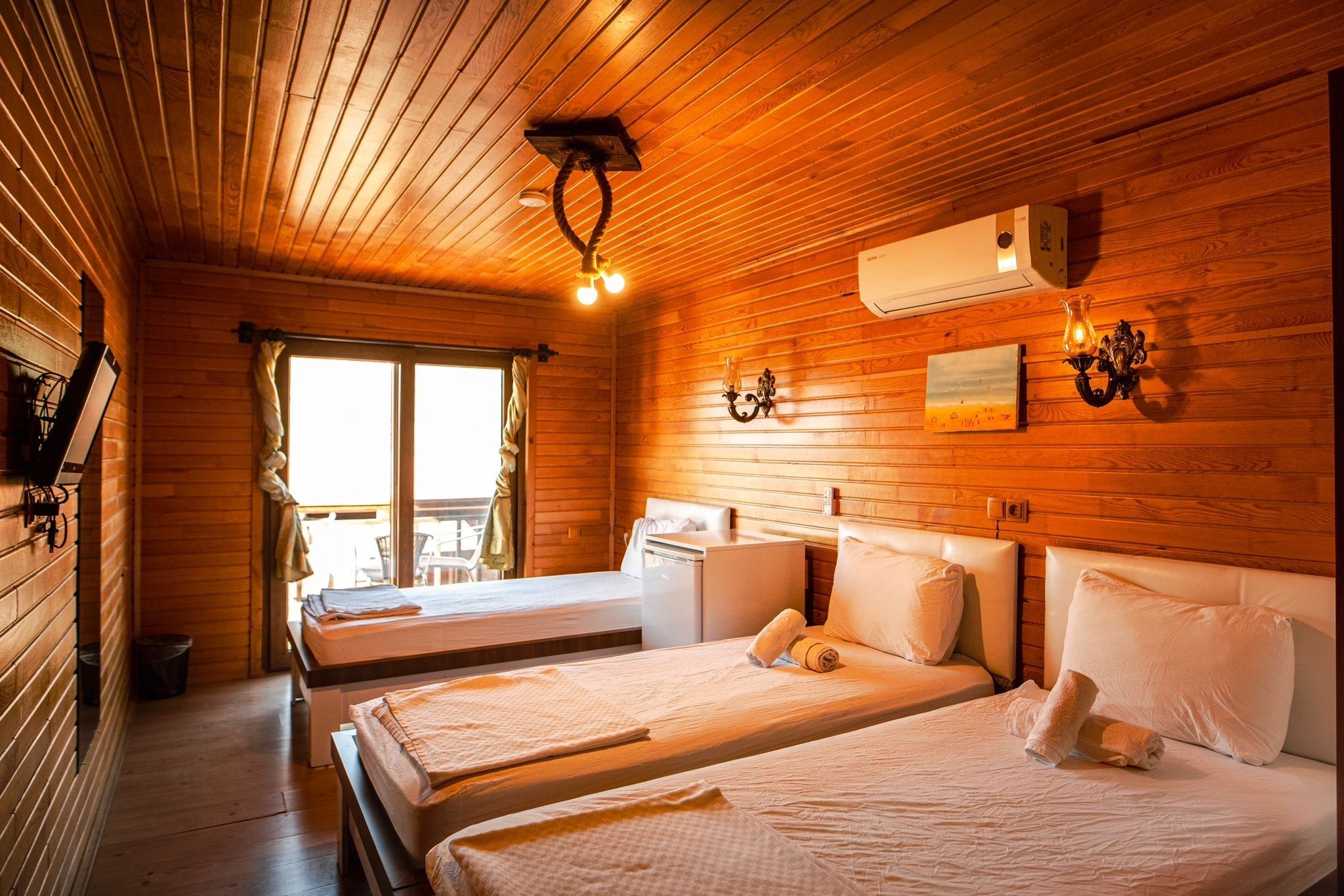 Habitación triple estándar, 3 camas individuales, balcón, vistas a la piscina | Sistema de insonorización, wifi gratis, accesible en silla de ruedas