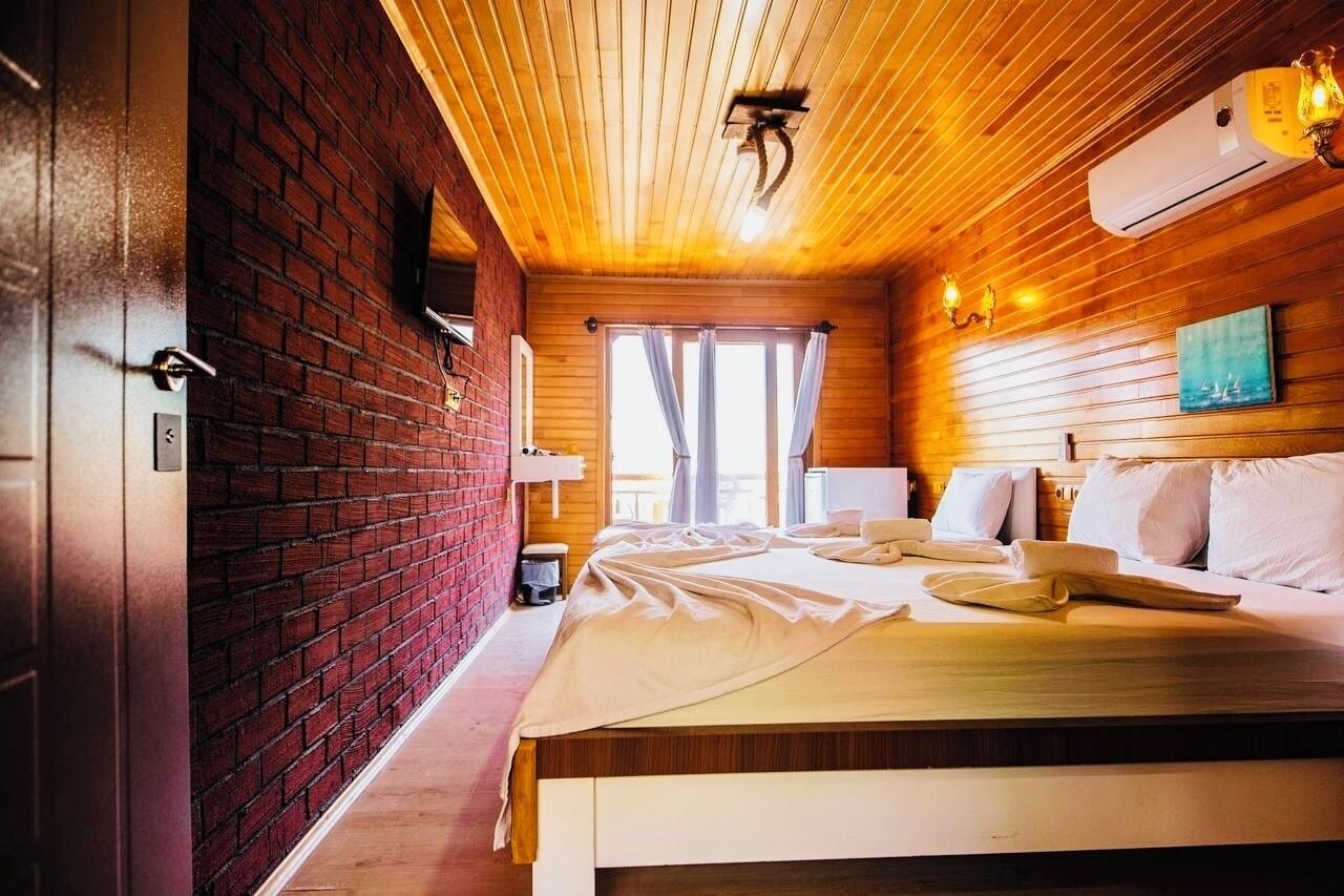Habitación triple familiar, vistas a la piscina | Sistema de insonorización, wifi gratis, accesible en silla de ruedas