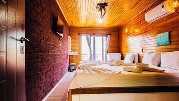 Quarto triplo família, vista para a piscina | Quartos à prova de som, Wi-Fi de cortesia, acesso para cadeiras de rodas