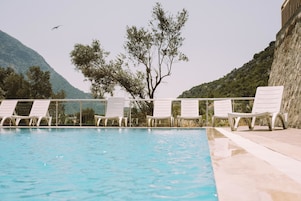 Una piscina al aire libre de temporada