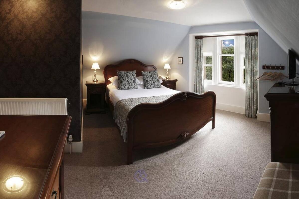Small Double Room | Iron/ironing board (on request), bed sheets