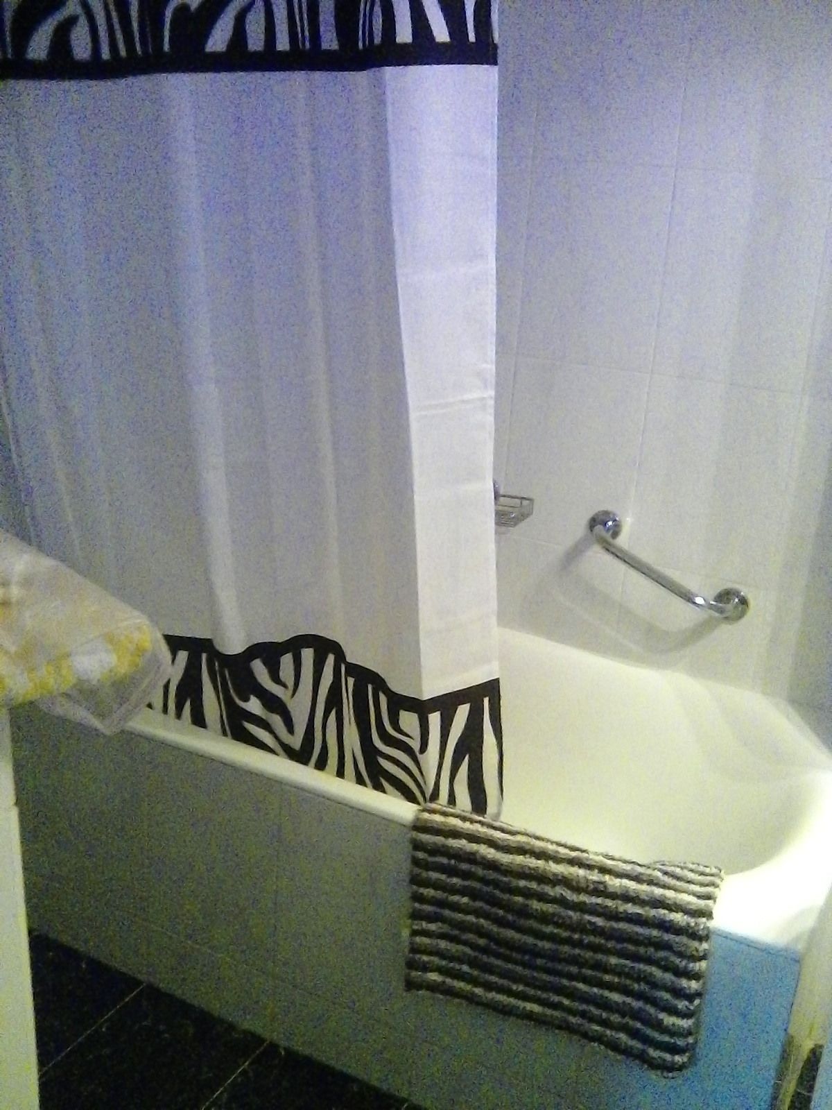 Chaumière supérieure, 1 chambre, vue sur le vignoble | Salle de bain | Douche, articles de toilette griffés, séchoir à cheveux