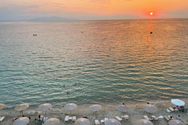Beach nearby, free beach shuttle, free beach cabanas, sun loungers
