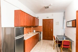 Family Townhome | Private kitchen | Fridge, oven, stovetop, coffee/tea maker