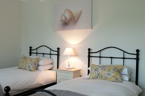 Luxury Family Suite, 2 Bedrooms, Garden View | 熨斗/熨板、免费 WiFi、床单
