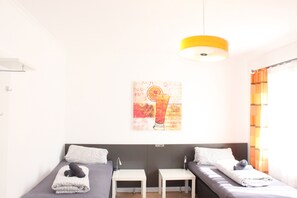 Departamento, 3 habitaciones | Escritorio, tabla de planchar con plancha, wifi gratis y ropa de cama 