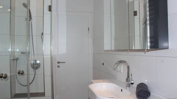 Huoneisto, 3 makuuhuonetta | Kylpyhuone | Suihku, syvä kylpyamme, sadesuihkupää, hiustenkuivaaja