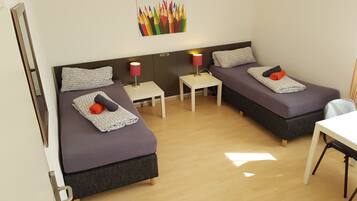 Huoneisto, 3 yhden hengen sänkyä, jaettu kylpyhuone | Työpöytä, silitysrauta/-lauta, ilmainen Wi-Fi, vuodevaatteet