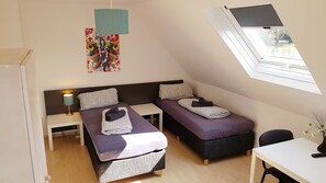 Departamento, 2 camas individuales, baño compartido | Escritorio, tabla de planchar con plancha, wifi gratis y ropa de cama 