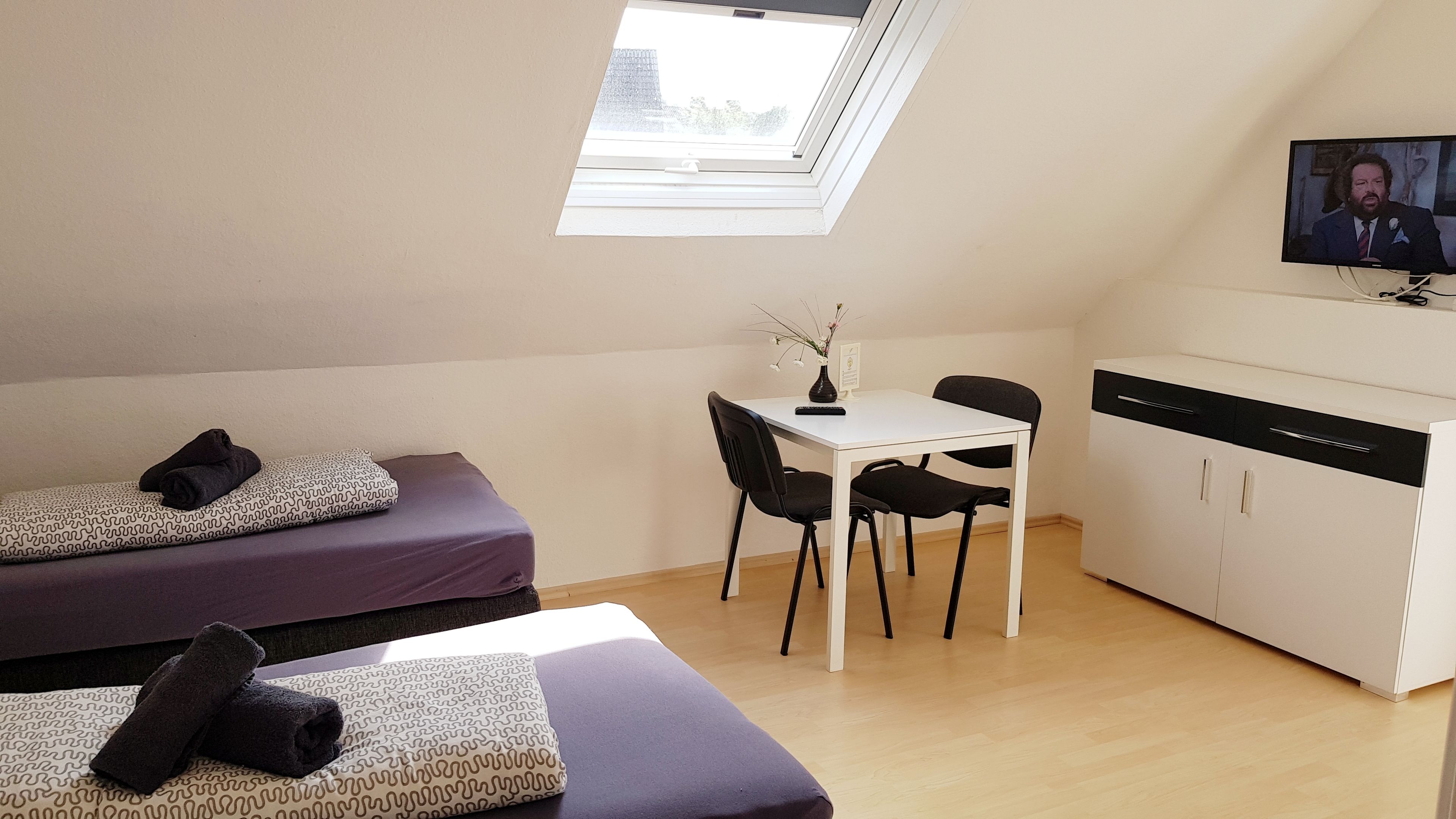 Lägenhet - 2 enkelsängar - delat badrum | Skrivbord, strykjärn/strykbräda, gratis wi-fi och sängkläder