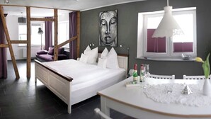 Une chambre moderne avec un lit, un bureau et une fenêtre équipée de stores.