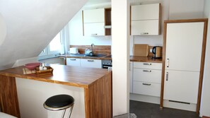 Apartamento panorámico, baño privado, vistas al río (Studio Suite) | Cocina compartida | Trona infantil