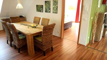 Panorama appartement, privébadkamer, uitzicht op rivier (Studio Suite) | Dineren