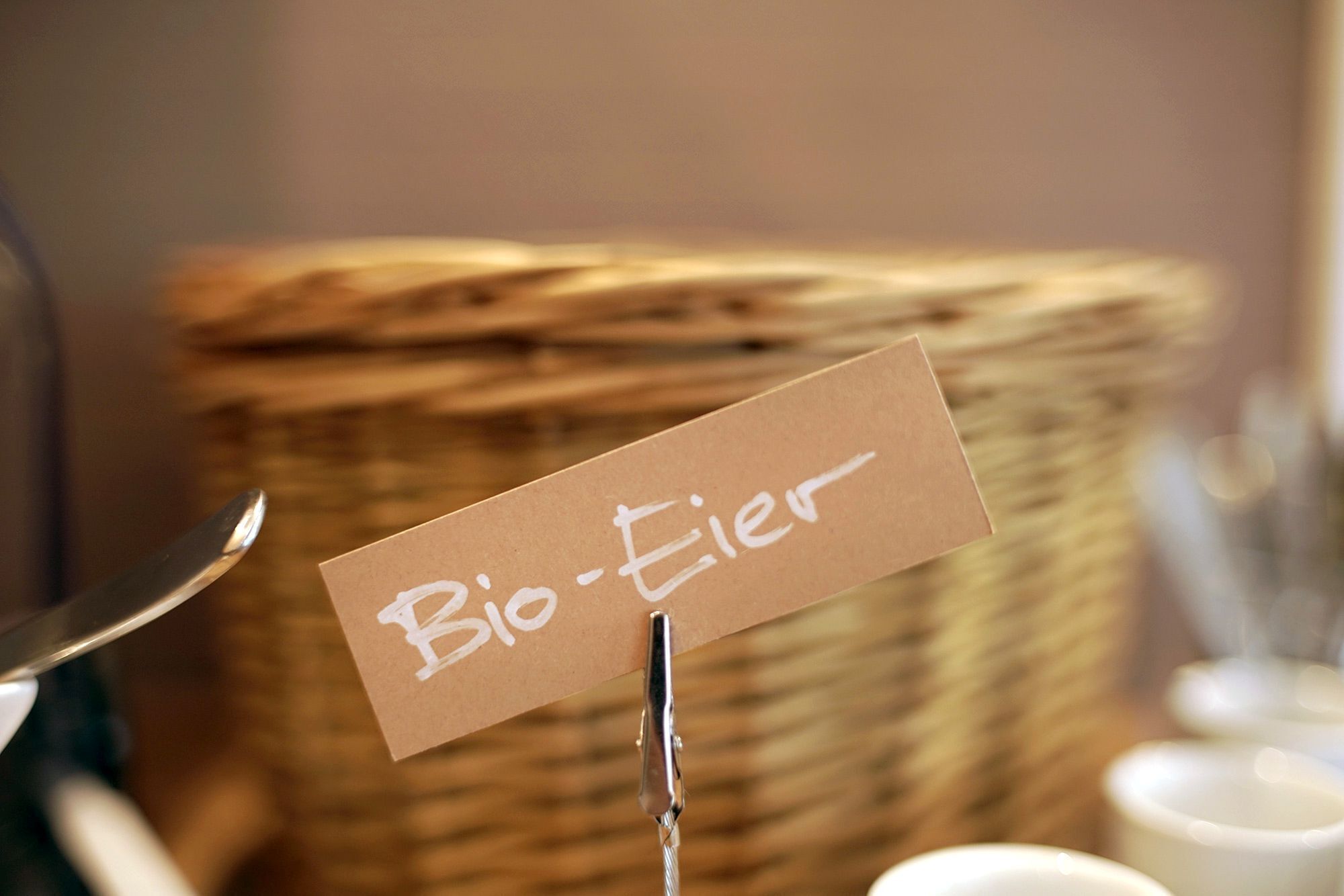 Une pancarte indiquant « Bio-Eier » est fixée à un clip métallique.