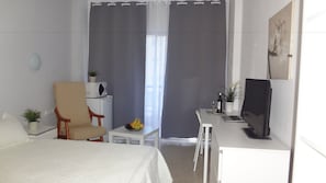 Schreibtisch, Verdunkelungsvorhänge, Bügeleisen/Bügelbrett