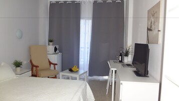 Escritorio, cortinas opacas, tabla de planchar con plancha y wifi gratis