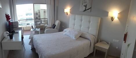 Escritorio, cortinas blackout y tabla de planchar con plancha