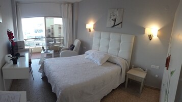 Escritorio, cortinas opacas, tabla de planchar con plancha y wifi gratis