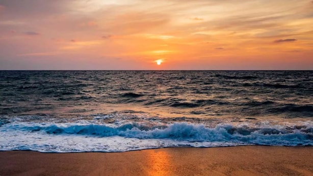 A beach with waves at sunset. - Hotel Carlos I (Torremolinos)