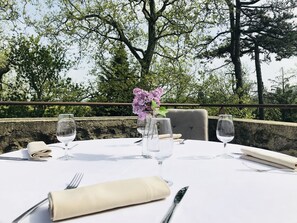 Lunch and dinner served, Regional cuisine