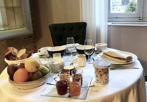 Daily continental breakfast (EUR 15.00 per person)