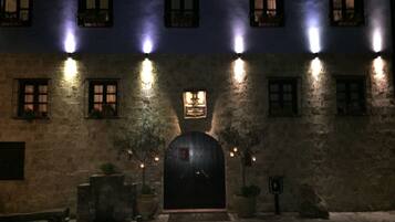 واجهة المنشأة - في المساء/الليل