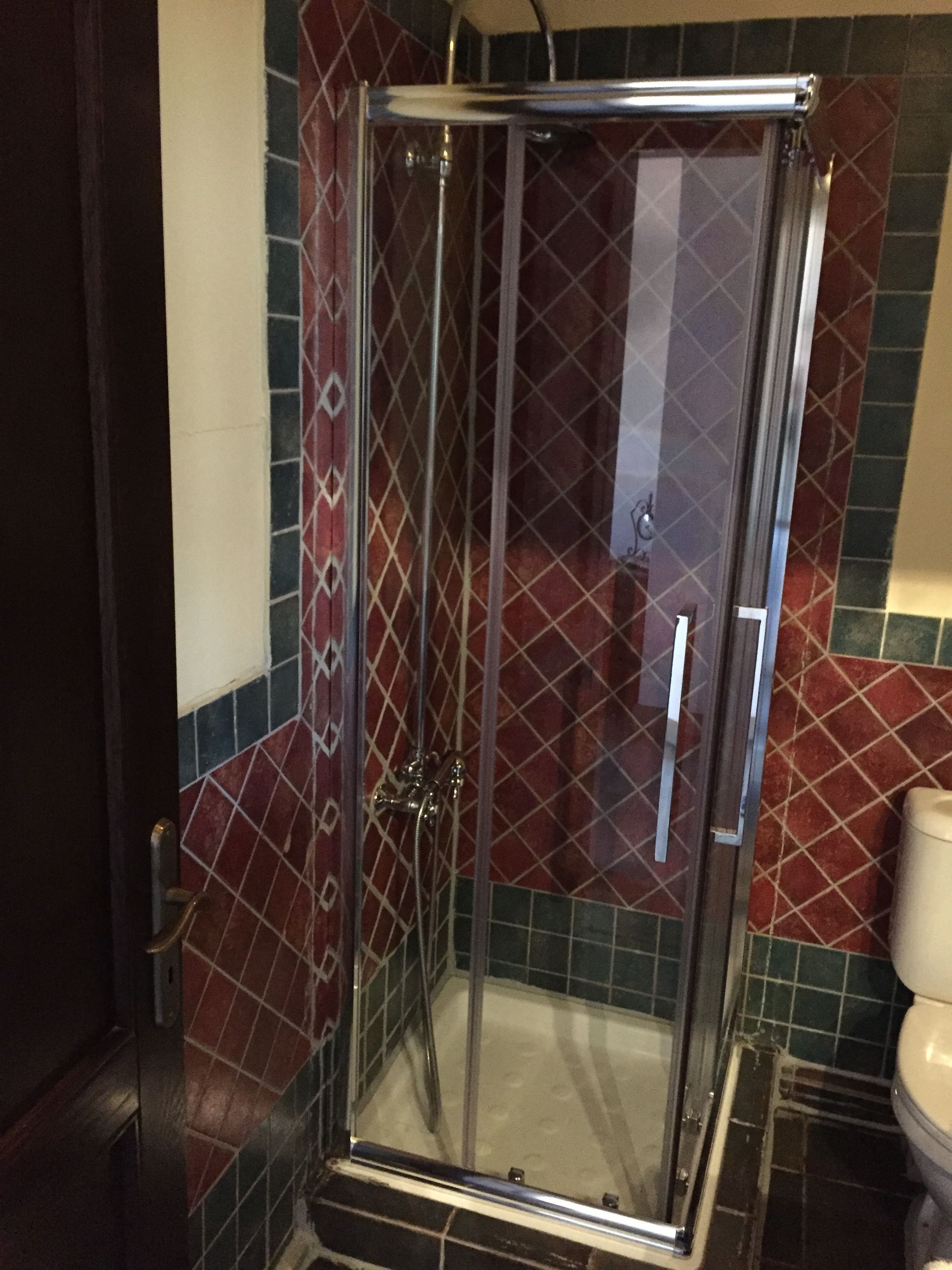 double room | bathroom | shower, hydromassage showerhead, free toiletries, hair dryer